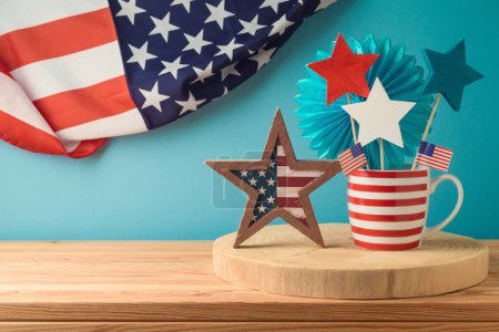 Foto de Feliz Día de la Independencia, concepto de celebración del 4 de julio con decoraciones en mesa de madera sobre fondo de bandera de EE.UU. - Imagen libre de derechos
