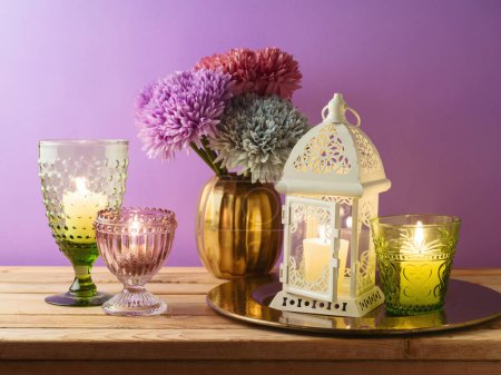 Foto de Diwali concepto de vacaciones con velas decoración en mesa de madera. - Imagen libre de derechos