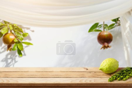 Téléchargez les photos : Fête juive fond de célébration Souccot avec des décorations sur une table en bois - en image libre de droit