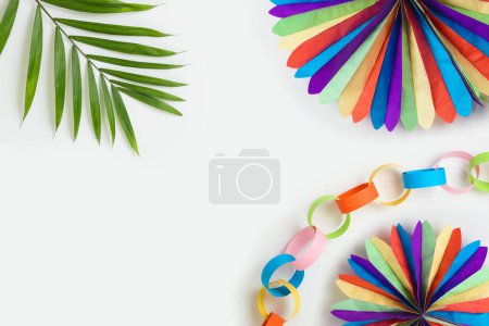 Téléchargez les photos : Jewish holiday Sukkot traditional symbols and decorations isolated on white background. Top view, flat lay - en image libre de droit