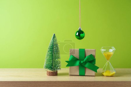 Téléchargez les photos : Noël fond créatif avec boîte cadeau, pins et sablier horloge sur table en bois - en image libre de droit