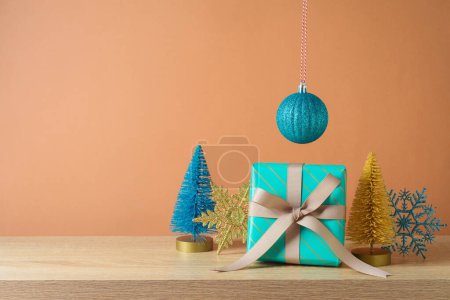 Téléchargez les photos : Fond de Noël avec boîte cadeau et décorations modernes sur table en bois - en image libre de droit
