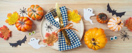 Téléchargez les photos : Concept de bannière de fête d'Halloween avec assiette, citrouille et décorations sur fond en bois. Vue de dessus, plan plat - en image libre de droit