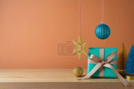 Foto de Fondo de Navidad con caja de regalo y decoraciones modernas en mesa de madera - Imagen libre de derechos