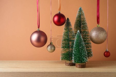 Foto de Fondo creativo de Navidad con pinos y adornos colgantes en la mesa de madera - Imagen libre de derechos