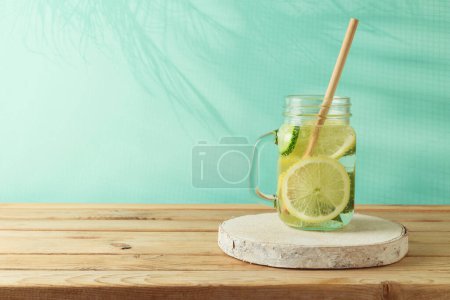 Foto de Agua infundida con limón y pepino sobre una mesa de madera. Desintoxicación, dieta, alimentación saludable o pérdida de peso concepto de fondo - Imagen libre de derechos