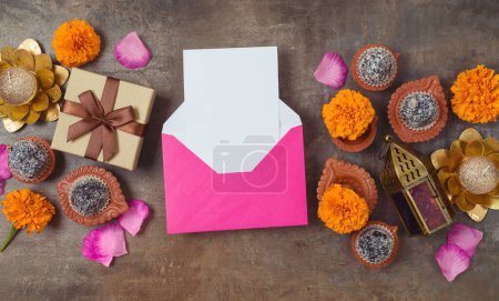Foto de Tarjeta de felicitación Diwali vacaciones se burlan de postre tradicional dulce, caja de regalo y decoraciones sobre fondo oscuro. Vista superior, plano - Imagen libre de derechos