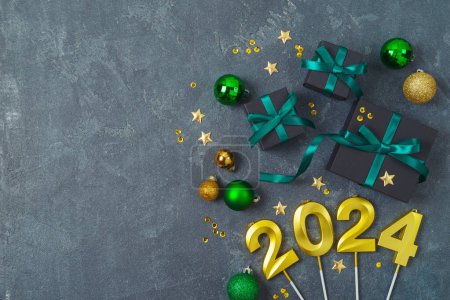 Téléchargez les photos : Nouvel An 2024 fond de fête avec des décorations et des boîtes-cadeaux noires. Vue de dessus, plan plat - en image libre de droit