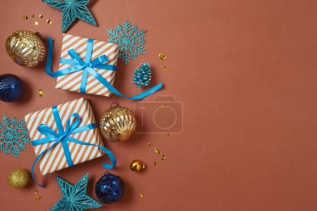 Foto de Feliz Navidad y Feliz Año Nuevo concepto con cajas de regalo, copos de nieve y decoraciones azules en el fondo moderno. Vista superior, plano - Imagen libre de derechos