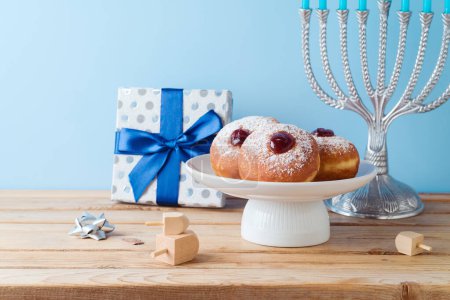 Téléchargez les photos : Donuts traditionnels pour la fête de Hanoukka sur une table en bois - en image libre de droit