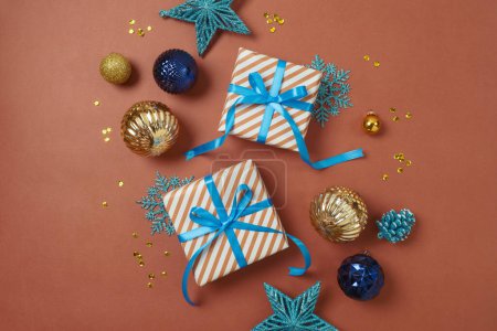 Téléchargez les photos : Joyeux Noël et Bonne Année concept avec des boîtes-cadeaux, flocons de neige et décorations bleues sur fond moderne. Vue de dessus, plan plat - en image libre de droit
