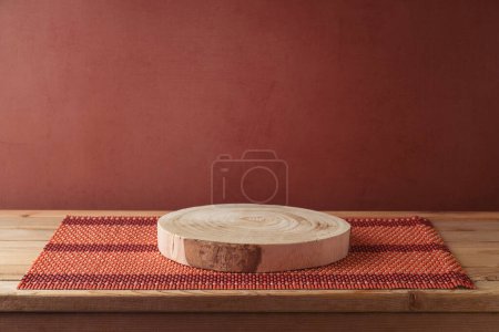 Foto de Podio de madera vacío en la mesa con mantel de bambú sobre el fondo de la pared. Simulación de la cocina para el diseño y la exhibición del producto - Imagen libre de derechos