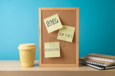 Foto de Año Nuevo 2024 resoluciones concepto de negocio con notas, cuaderno y taza de café en la mesa de oficina moderna - Imagen libre de derechos