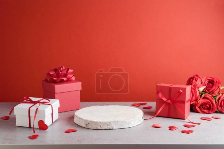 Foto de Fondo de San Valentín con tronco de madera, caja de regalo y formas de corazón. Maqueta de vacaciones para el diseño y la exhibición del producto - Imagen libre de derechos