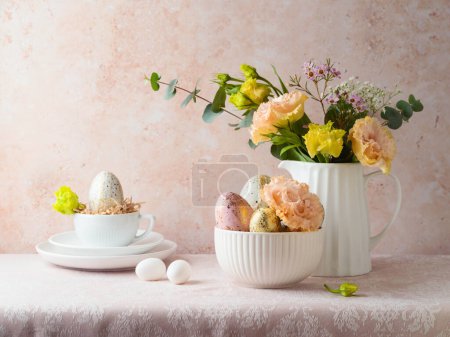 Foto de Celebración de vacaciones de Pascua con flores ramo y huevos de Pascua decoración en la mesa sobre fondo brillante - Imagen libre de derechos