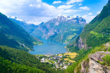 Téléchargez les photos : Geirangerfjord fjords norvégiens. Beau paysage aérien norvégien - en image libre de droit