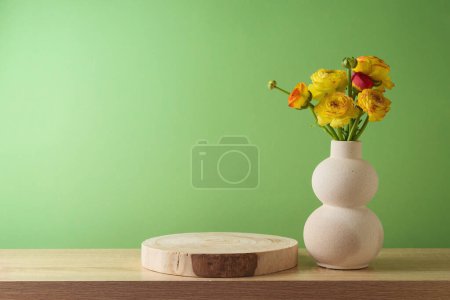 Foto de Fondo de primavera y Pascua con tronco de madera vacío y flores en jarrón moderno. Maqueta de vacaciones para el diseño y la exhibición del producto - Imagen libre de derechos
