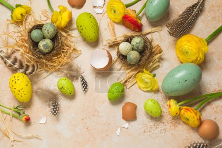 Téléchargez les photos : Concept de vacances de Pâques avec œufs de Pâques et fleurs de printemps sur fond de pierre. Vue de dessus, composition plate - en image libre de droit
