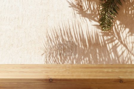 Foto de Mesa de madera vacía sobre la pared con fondo de sombra de palmera. Maqueta de picnic de verano para el diseño y la exhibición del producto. - Imagen libre de derechos