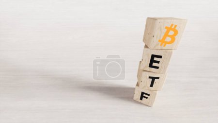 BTC ETF - Exchange Traded Fund (ETF) und Bitcoin Cryptodivisa Konzept. Einführung des Konzepts des digitalen Geldhintergrunds. Vertikaler Holzwürfel mit Bitcoin-Symbol und "ETF" -Text. Weißer Hintergrund, 3D-Darstellung