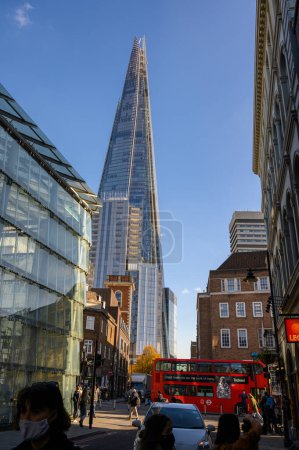 Foto de LONDRES - 4 de noviembre de 2020: El rascacielos Shard con autobús rojo de dos pisos de Londres en primer plano - Imagen libre de derechos