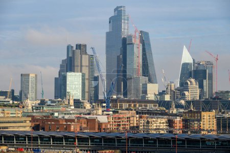 Foto de LONDRES - 13 de noviembre de 2022: Disfrute de una impresionante vista panorámica de la ciudad de Londres desde la plataforma de observación OXO Tower. Perfecto para la fotografía y el turismo. - Imagen libre de derechos