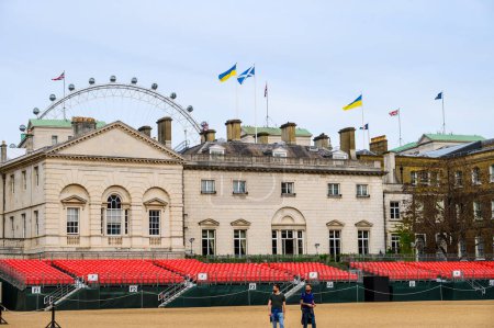 Foto de LONDRES - 18 de mayo de 2022: Prepárate para Trooping of The Colour en Horse Guards Parade, con una tribuna y banderas Union Jack y banderas ucranianas contra el horizonte de Londres. - Imagen libre de derechos