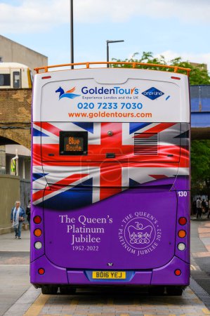 Foto de LONDRES - 21 de mayo de 2022: Vea la ciudad de Londres mientras disfruta de las festividades del Jubileo del Platino de la Reina en un autobús turístico decorado. - Imagen libre de derechos