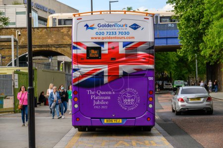 Foto de LONDRES - 21 de mayo de 2022: Súbete al autobús turístico londinense decorado y únete a las celebraciones del Jubileo de Platino con estilo! - Imagen libre de derechos