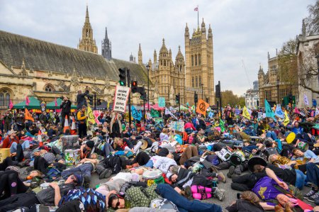 Foto de LONDRES - 22 de abril de 2023: Únase a la marcha del XR y presencie la huelga de muerte frente a las cámaras del Parlamento, un dramático llamado a la acción ambiental inmediata. - Imagen libre de derechos