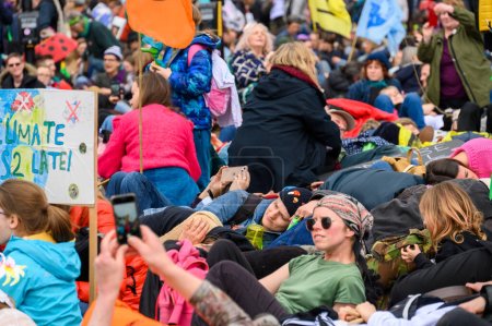 Foto de LONDRES - 22 de abril de 2023: Muerte masiva de testigos de XR en el Parlamento, manifestantes tumbados para exigir una acción climática urgente. - Imagen libre de derechos