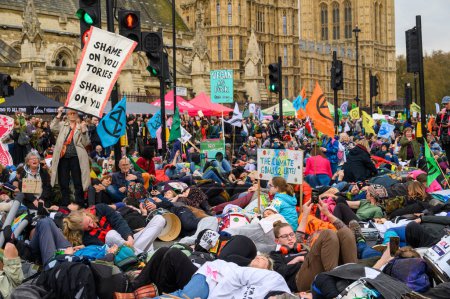 Foto de LONDRES - 22 de abril de 2023: Manifestantes se echan: Muere el Parlamento - Imagen libre de derechos