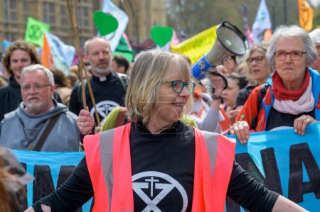 Téléchargez les photos : LONDRES - 22 avril 2023 : La main directrice de XR : À Londres, une femme steward ouvre la voie au rassemblement de protestation de la rébellion d'extinction, incarnant un leadership dans la lutte contre le changement climatique. - en image libre de droit