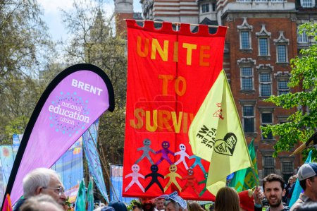 Foto de LONDRES - 22 de abril de 2023: El mensaje climático de XR: La manifestación XR de Londres exhibe banderas de protesta, un símbolo de la acción decidida necesaria para abordar la crisis climática. - Imagen libre de derechos