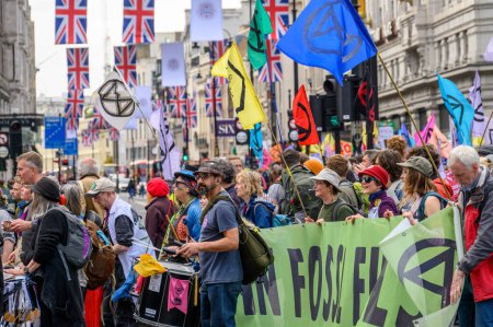 Téléchargez les photos : LONDRES - 24 avril 2023 : Assistez à la vibrante manifestation XR sur le Strand, où les drapeaux Union Jack flottent haut au-dessus de la foule passionnée plaidant pour l'action climatique. - en image libre de droit