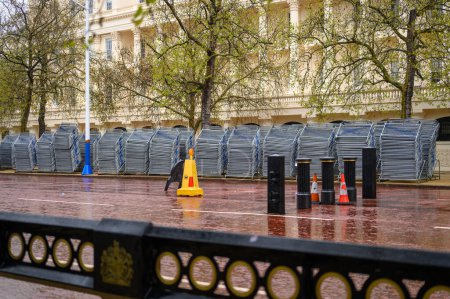 Téléchargez les photos : LONDRES - 24 avril 2023 : Les préparatifs du couronnement du roi Charles comprennent des barricades en métal lors d'une journée humide au centre commercial. - en image libre de droit