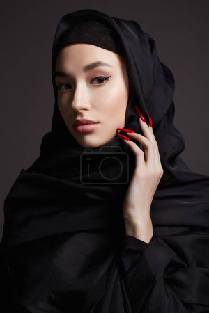 schöne islamische junge Frau mit langen Nägeln. Schönheit Mädchen im Hijab. Mode orientalisches Modell