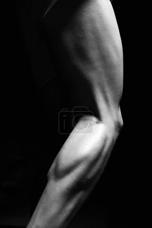 Foto de Culturistas piernas. Parte masculina muscular desnuda en la Oscuridad. Concepto de gimnasio deportivo. foto en blanco y negro - Imagen libre de derechos