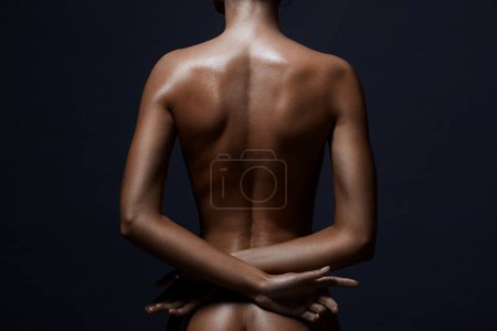 Téléchargez les photos : Fille nue en studio. Femme nue dans le noir. Belle femelle dos - en image libre de droit