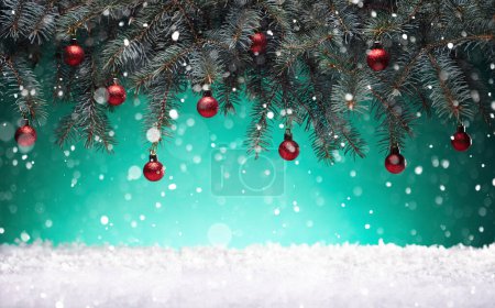 Foto de Tarjeta de Año Nuevo, noche de Navidad, árbol de vacaciones decorado con juguetes, decoraciones de árboles de Navidad sobre nieve blanca, fondo de vacaciones, diseño de arte navideño
. - Imagen libre de derechos