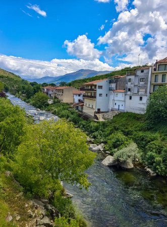 Casas en el valle del Jerte en el centro de España en un día nublado