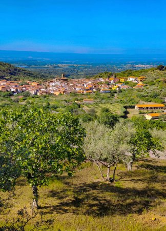 Berge mit Häusern im Jerte-Tal im Zentrum Spaniens an einem sonnigen Tag