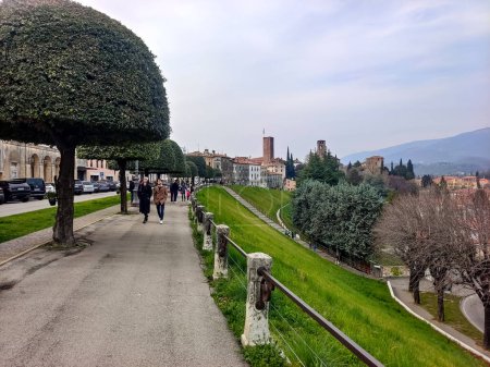 Téléchargez les photos : Bassano del Grappa, Italie - avril 2023. Touristes dans les rues de Bassano del Grappa dans le nord de l'Italie - en image libre de droit