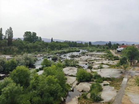 Foto de Río Tormes en el centro de España rodeado de vegetación en un día nublado - Imagen libre de derechos