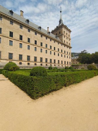 Foto de San Lorenzo del Escorial en Madrid en un día soleado. Su antiguo palacio con jardines - Imagen libre de derechos