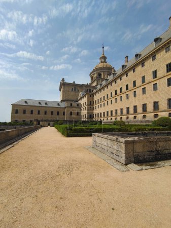 Foto de San Lorenzo del Escorial en Madrid en un día soleado. Su antiguo palacio con jardines - Imagen libre de derechos