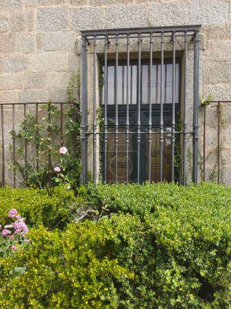 Foto de San Lorenzo del Escorial en Madrid en un día soleado. Su antiguo palacio con jardines y flores - Imagen libre de derechos