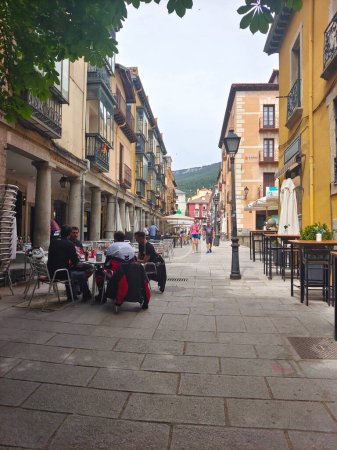 Foto de San Lorenzo del Escorial, Madrid, España - Mayo 2022. Turistas caminando por las calles de la ciudad medieval en el centro de España en un día soleado - Imagen libre de derechos