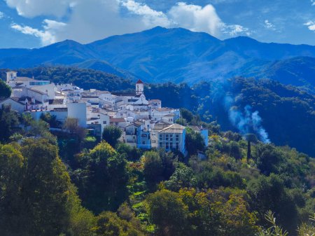 Häuser in einer Stadt von Málaga an einem bewölkten Tag