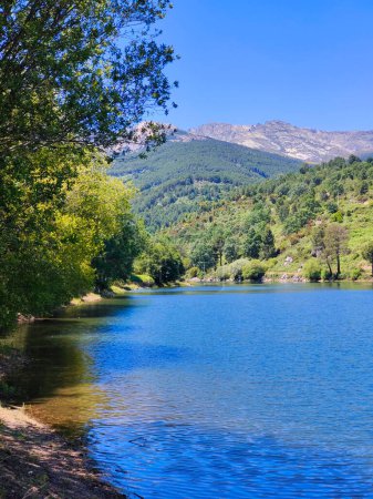 Lago en el centro de España en un día soleado